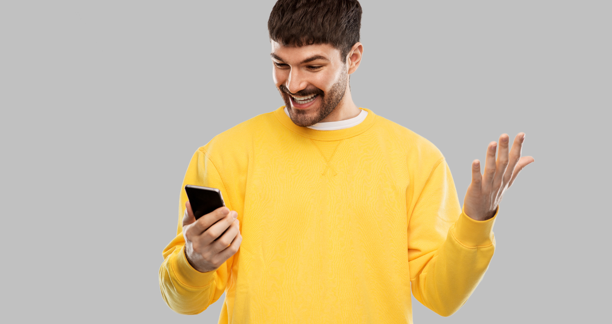 Asiakas hyödyntää mobiilissa toimivaa kanta-asiakasohjelmaa ja vastaanottaa henkilökohtaisen edun.